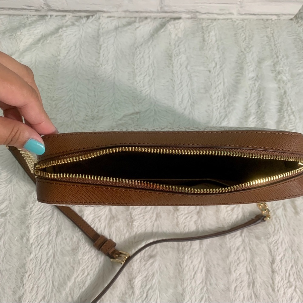 NWT Michael Kors Jet Set Crossbody - Picture 7 of 10